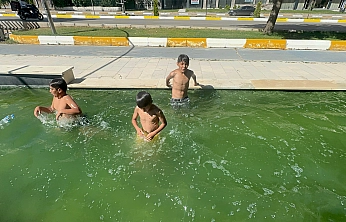 Elazığ'da çocuklardan sıcak isyanı: 'Zabıta gelince kaçıyoruz'