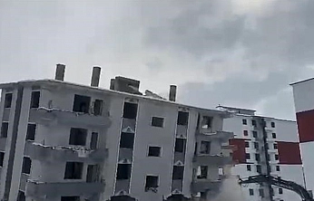 Elazığ'da depremde hasar gören bina yıkıldı