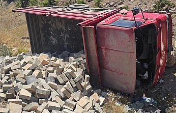 Elazığ'da feci kaza! Kamyonet devrildi