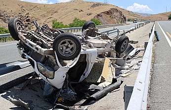Elazığ'da feci kaza! Kamyonet su kanalına devrildi