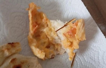 Elazığ'da fırından alınan ekmeğin içinden şaşırtan yabancı cisim