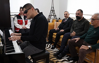 Elazığ'da görme engelli Mehmet Dabakoğlu, konservatuvarı dereceyle tamamladı