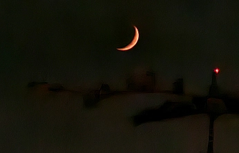 Elazığ'da hilal şeklindeki ay görenleri mest etti