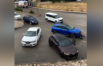 Elazığ'da iki otomobil çarpıştı: 3 yaralı
