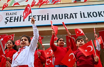 Elazığ'da ikinci dönem 'Bayrak Sevgisi' temalı törenle başladı