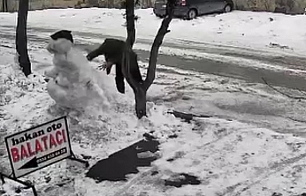 Elazığ'da ilginç anlar! Aracından indi kardan adamı yıkıp gitti