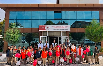 Elazığ'da ilkokul öğrencileri balıkları yakından tanıdı