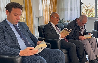 Elazığ'da 'İyilik Var' buluşması: Huzurevi sakinleriyle kitap okudular