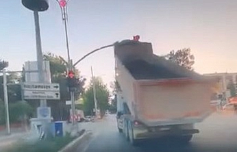 Elazığ'da kamyon trafik ışıklarına çarptı!