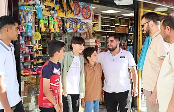 Elazığ'da kapalı büfenin önünden su alan çocuklar, büfe sahibiyle buluştu