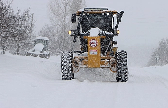 Elazığ'da kar nedeniyle kapanan 259 köy yolunda çalışmalar sürüyor