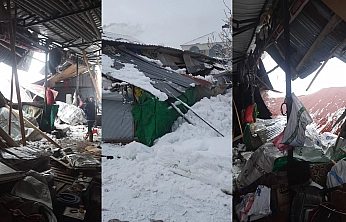 Elazığ'da kar ve fırtına köyün tek marketini kullanılamaz hale getirdi