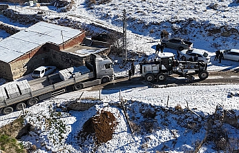 Elazığ'da kar yağışı nedeniyle mahsur kalan tır kurtarıldı