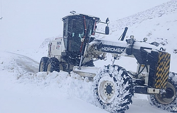 Elazığ'da kar yağışı nedeniyle 323 köy yolu ulaşıma kapandı