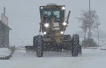 Elazığ'da kar yağışıyla birlikte belediye ekipleri sahada