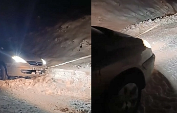 Elazığ'da karda mahsur kalan araca ekipler yetişti