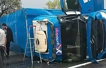 Elazığ'da kargo tırı virajı alamayarak devrildi: 1 yaralı
