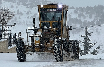 Elazığ'da karla mücadele çalışmaları yoğun bir şekilde sürüyor