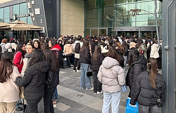 Elazığ'da Karnesini Alan Öğrenciler AVM'lere Akın Etti