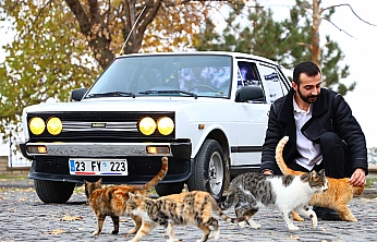 Elazığ'da klasik otomobil aşkı: Arkadaşları ancak galoşla binebiliyor