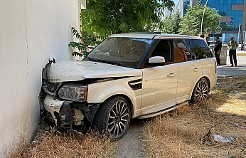 Elazığ'da kontrolden çıkan cip yayaya çarptı: 2 Yaralı