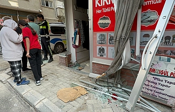 Elazığ'da korkutan kaza: Taksi terzi dükkanına girdi