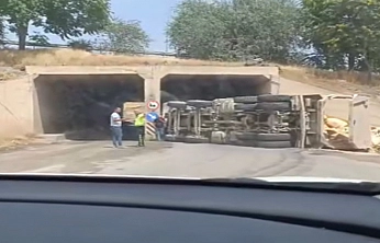 Elazığ'da korkutan kaza: Tır devrildi