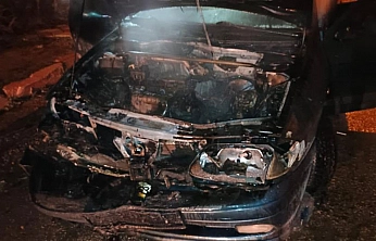 Elazığ'da korkutan yangın: Araç alevlere teslim oldu