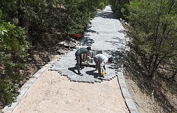 Elazığ'da köy yolları modern görünüme kavuşuyor