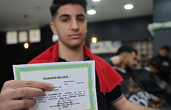 Elazığ'da kuaförden karne hediyesi