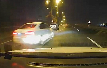 Elazığ'da ıslak yolda makas atan sürücü, kameraya yansıdı