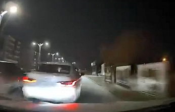 Elazığ'da Makas atıp araca çarptı, bir şey olmamış gibi olay yerinden kaçtı