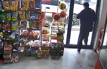 Elazığ'da market çıkışında ilginç anlar: Cam kapıyı fark etmeyen kişi kafasını çarptı