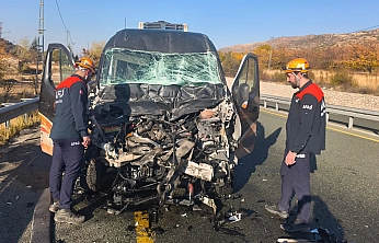 Elazığ'da minibüs ile kamyon çarpıştı!