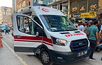 Elazığ'da motosiklet otomobile çarptı: Mağazaya daldı