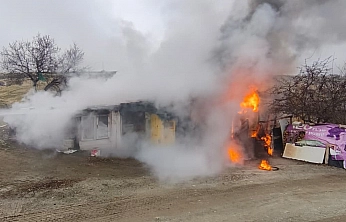 Elazığ'da odunluk deposunda çıkan yangın kısa sürede söndürüldü
