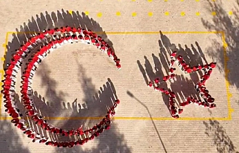 Elazığ'da öğrencilerden gururlandıran Ay Yıldız koreografisi