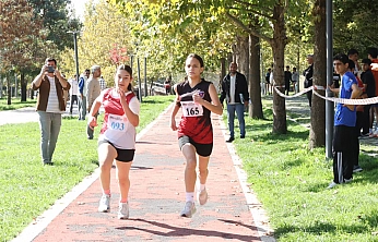 Elazığ'da okul sporları heyecanı: oryantiring, kros ve dart müsabakaları tamamlandı