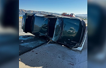 Elazığ'da otomobil yan yattı: 2 yaralı