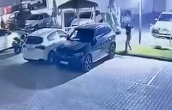 Elazığ'da pes dedirten olay! Aracın camını kırdılar