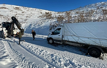 Elazığ'da şarampole düşen pikap kurtarıldı