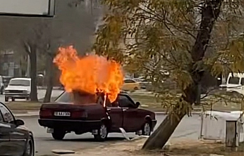 Elazığ'da seyir halindeki otomobil yandı