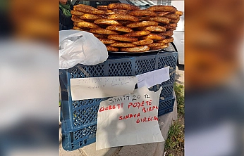 Elazığ'da simitçi sınava gitti, satışı müşteriye bıraktı