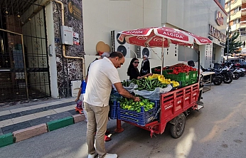 Elazığ'da sokak tezgahında sebze fiyatları dikkat çekiyor