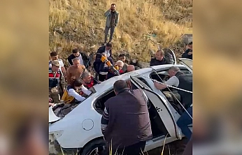 Elazığ'da takla atan araçta can pazarı: 3 yaralı