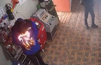 Elazığ'da ilginç anlar: Çakmağı çakınca yüzü alevlerin arasında kaldı