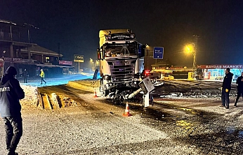 Elazığ'da tır buzlanma nedeniyle refüje çıktı: 1 Yaralı