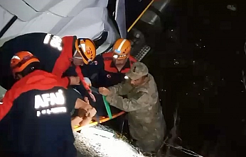 Elazığ'da tır şarampole uçtu: 2 yaralı