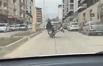 Elazığ'da tüp taşıyan motosiklet sürücüsünden tehlikeli yolculuk