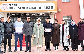 Elazığ'da üç nesil aynı karede: Öğrenci, öğretmen ve öğrencinin öğrencisi